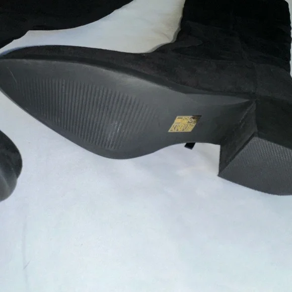 BLACK BOOTS - Picture 4 of 7